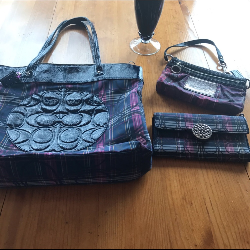 COACH.  Adorable Bags.  Tote/Wrislet/Wallet